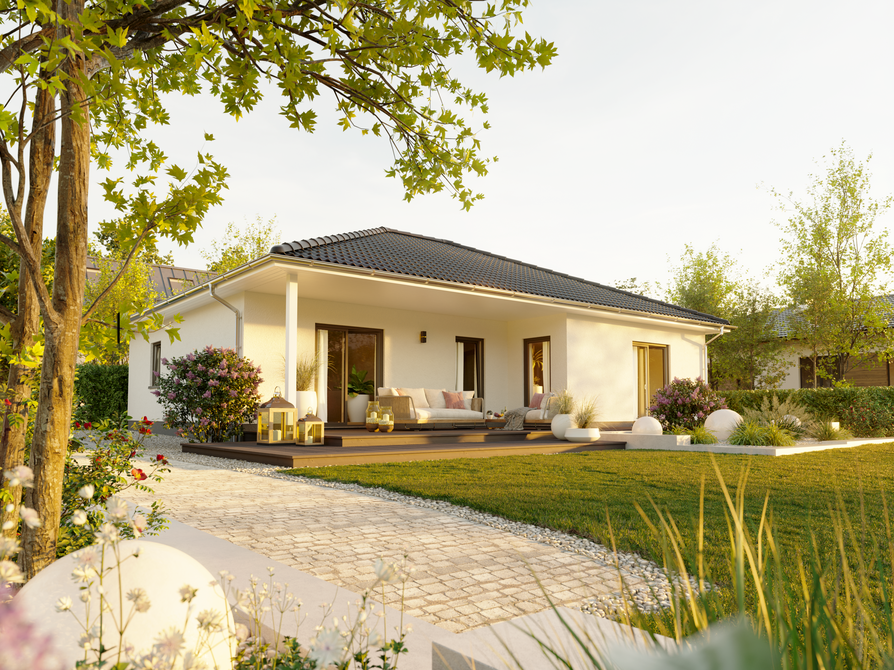 Winkelbungalow 108 – Gartenansicht mit geschützter Terrasse Gesamtansicht des Gartens vom Winkelbungalow 108 mit überdachter Terrasse im Winkel, großer Rasenfläche und üppiger Bepflanzung.